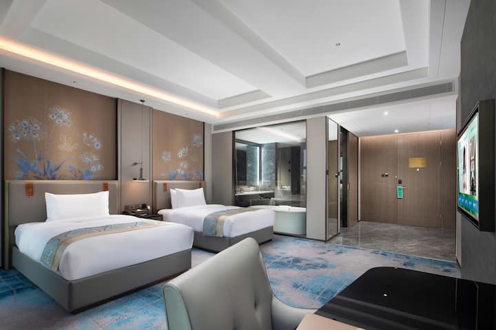 Guest room at the Wyndham Changzhou Liyang in Liyang, Other than US/Canada