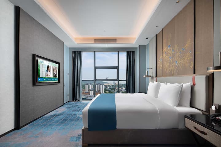 Guest room at the Wyndham Changzhou Liyang in Liyang, Other than US/Canada