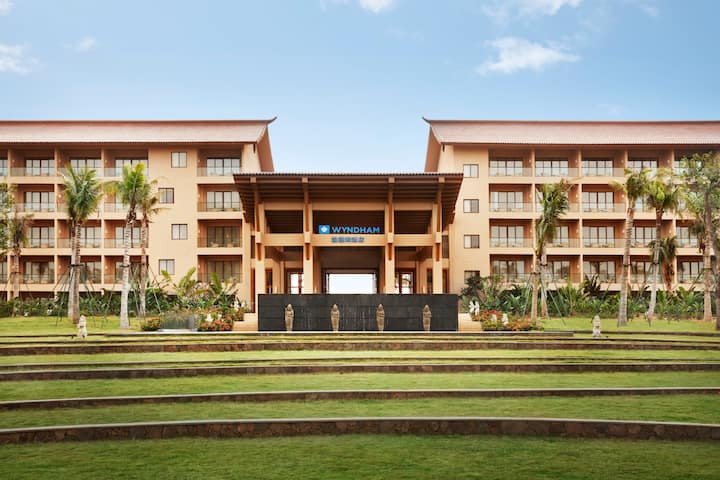 Front Exterior Image of Wyndham Maoming hotel in Maoming, Other than US/Canada