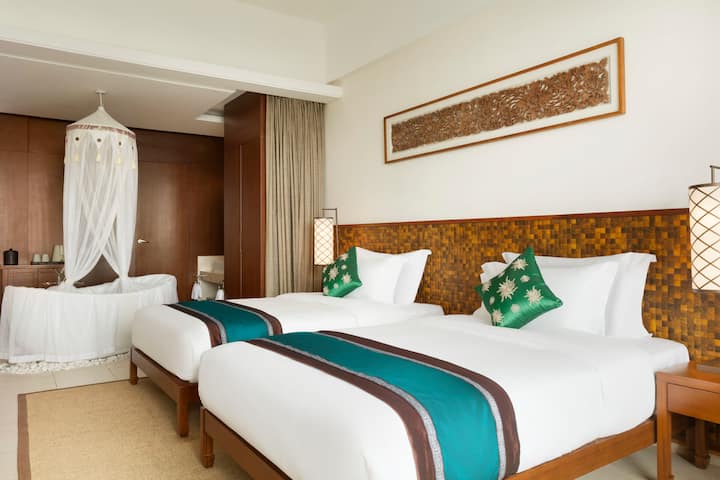 Guest room at the Wyndham Maoming in Maoming, Other than US/Canada