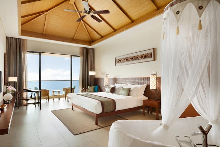 Guest room at the Wyndham Maoming in Maoming, Other than US/Canada