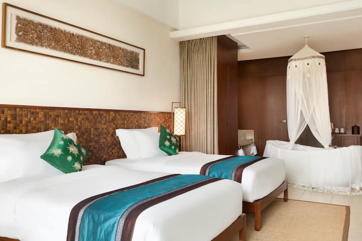 Guest room at the Wyndham Maoming in Maoming, Other than US/Canada