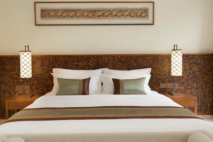 Guest room at the Wyndham Maoming in Maoming, Other than US/Canada