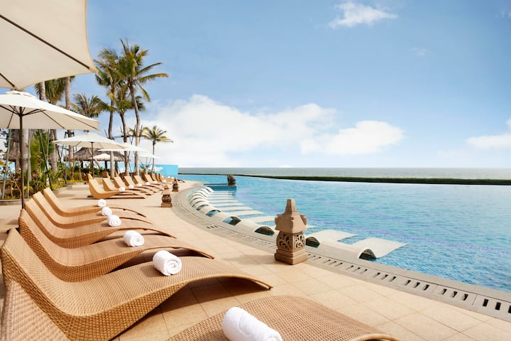 Pool at the Wyndham Maoming in Maoming, Other than US/Canada