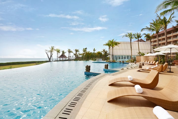 Pool at the Wyndham Maoming in Maoming, Other than US/Canada