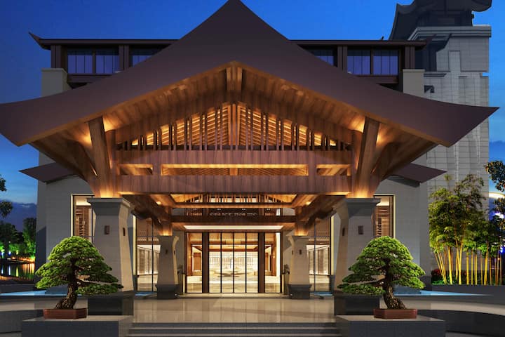 Exterior Night Image of Wyndham Xinyi Lotus Lake hotel in Maoming, Other than US/Canada