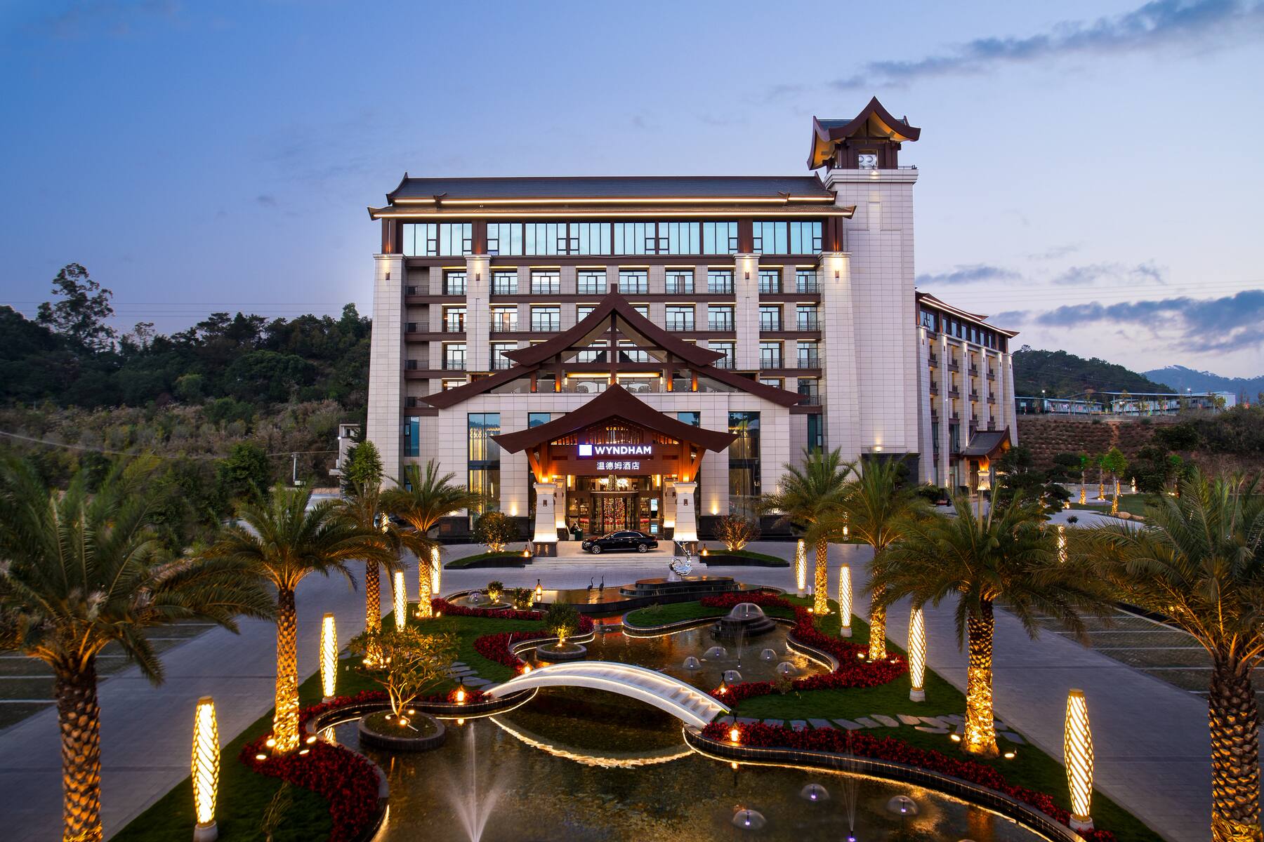 Exterior Dusk Image of Wyndham Xinyi Lotus Lake hotel in Maoming, Other than US/Canada