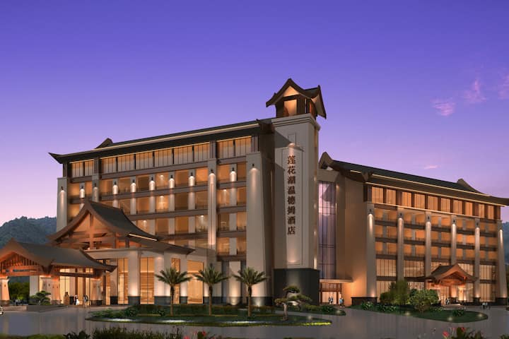 Exterior Dusk Image of Wyndham Xinyi Lotus Lake hotel in Maoming, Other than US/Canada