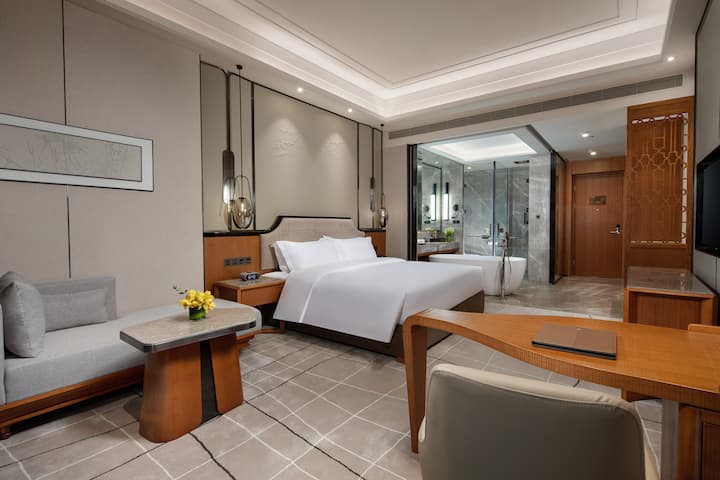 King bed guest room at the Wyndham Xinyi Lotus Lake in Maoming, Other than US/Canada