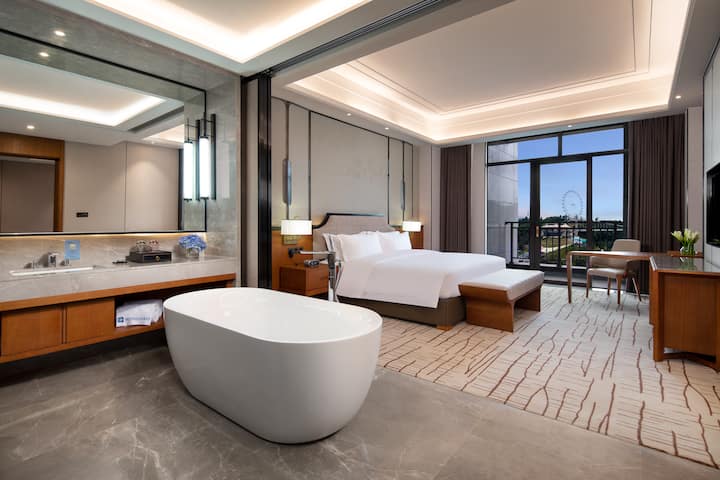 King bed guest room at the Wyndham Xinyi Lotus Lake in Maoming, Other than US/Canada