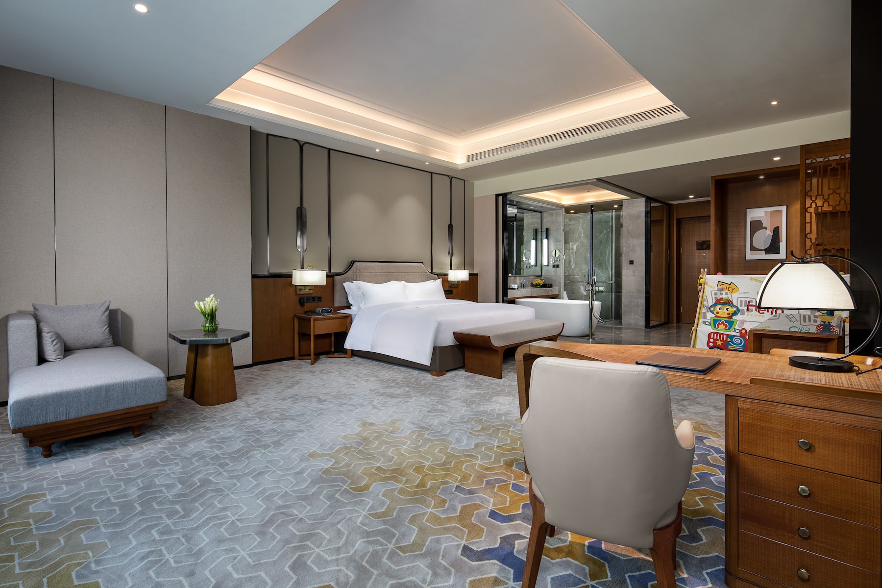 King bed guest room at the Wyndham Xinyi Lotus Lake in Maoming, Other than US/Canada