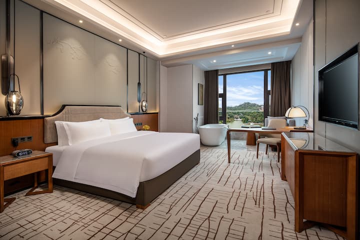 King bed guest room at the Wyndham Xinyi Lotus Lake in Maoming, Other than US/Canada