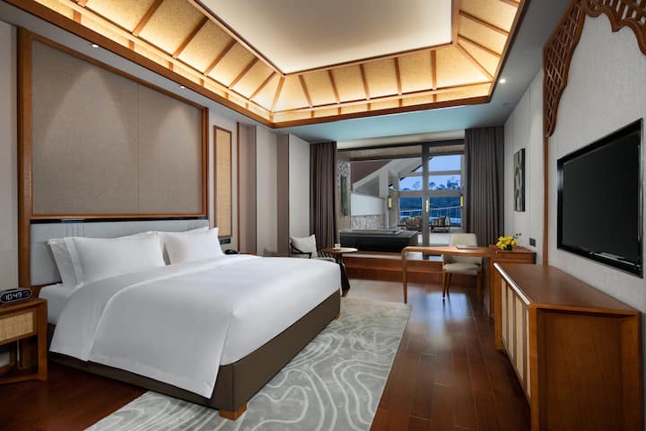 King bed guest room at the Wyndham Xinyi Lotus Lake in Maoming, Other than US/Canada