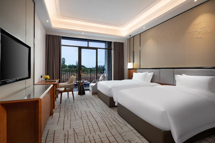 Double bed guest room at the Wyndham Xinyi Lotus Lake in Maoming, Other than US/Canada