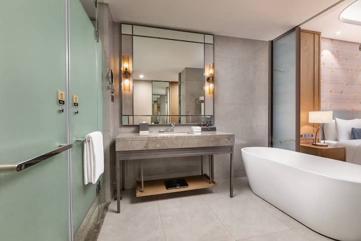 Guest room at the Wyndham Nanping Jianyang in Nanping, Other than US/Canada