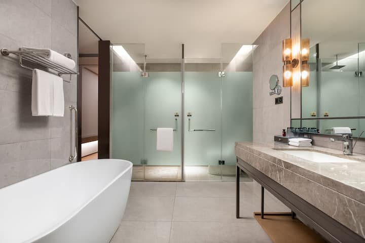 Guest room at the Wyndham Nanping Jianyang in Nanping, Other than US/Canada