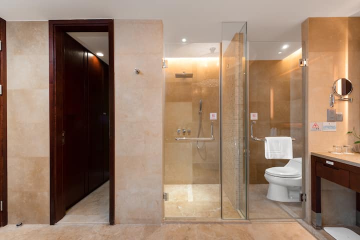 Guest room at the Wyndham Putian Downtown in Putian, Other than US/Canada