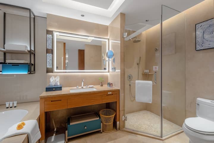 Guest room at the Wyndham Putian Downtown in Putian, Other than US/Canada
