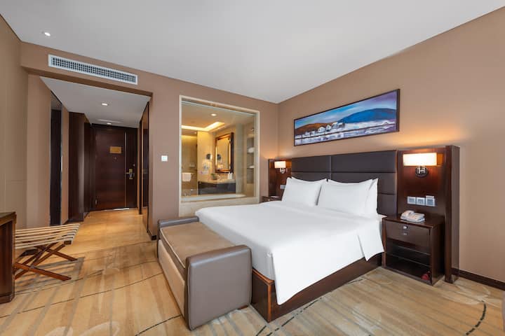 Guest room at the Wyndham Putian Downtown in Putian, Other than US/Canada