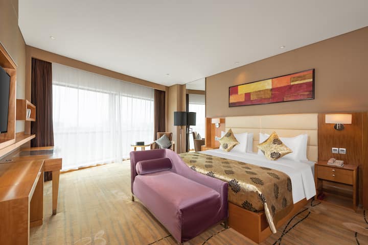 Guest room at the Wyndham Putian Downtown in Putian, Other than US/Canada