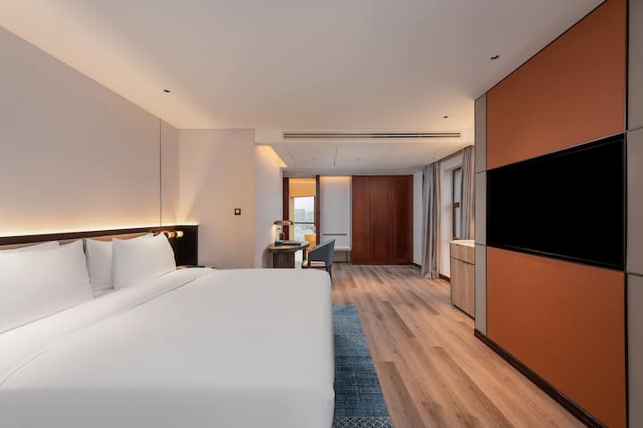Guest room at the Wyndham Putian Downtown in Putian, Other than US/Canada