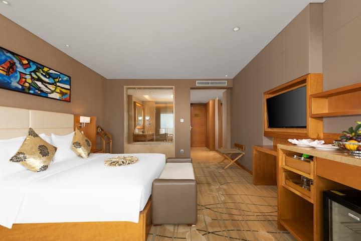 Guest room at the Wyndham Putian Downtown in Putian, Other than US/Canada