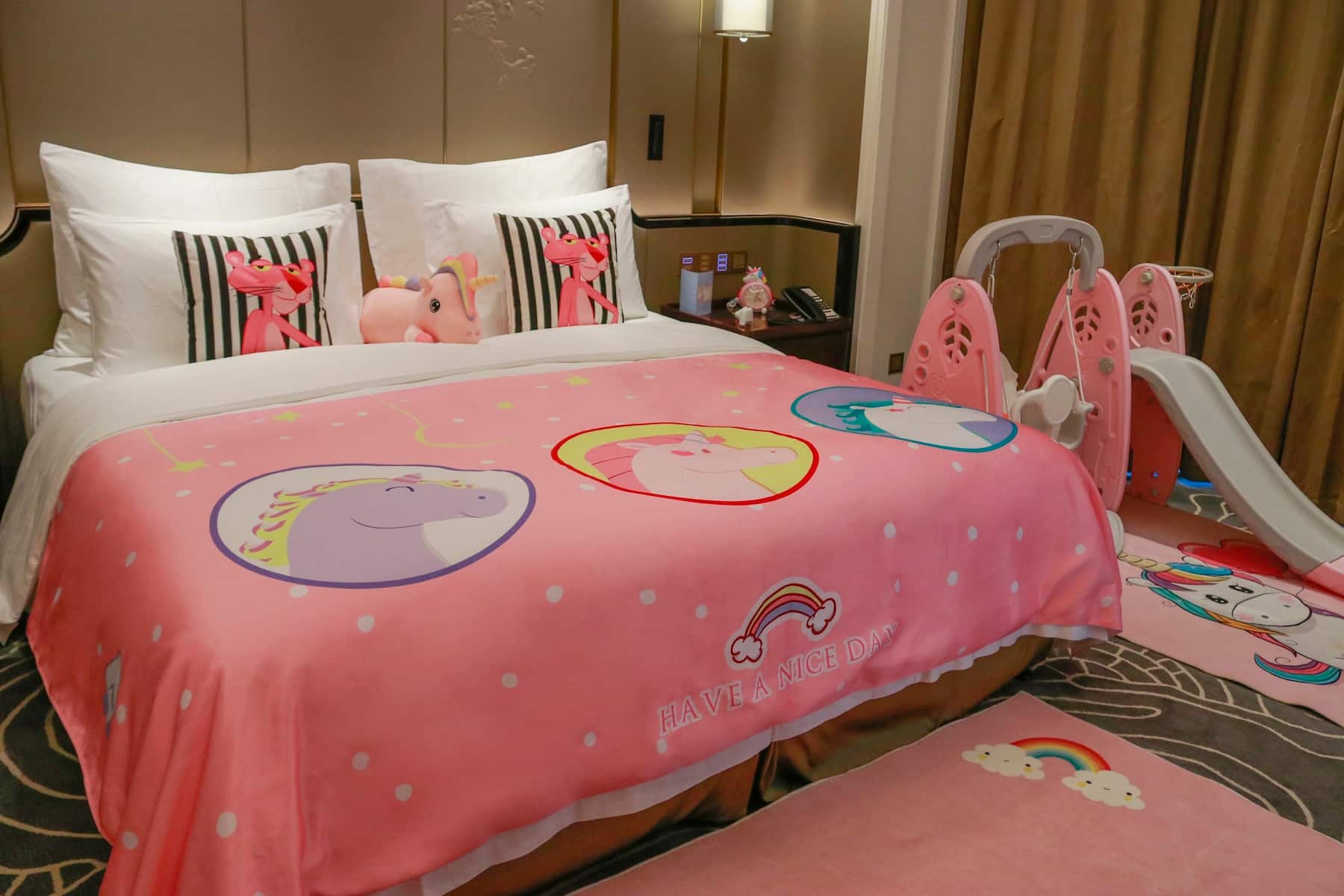 King bed guest room at the Wyndham Qingdao in Qingdao, Other than US/Canada