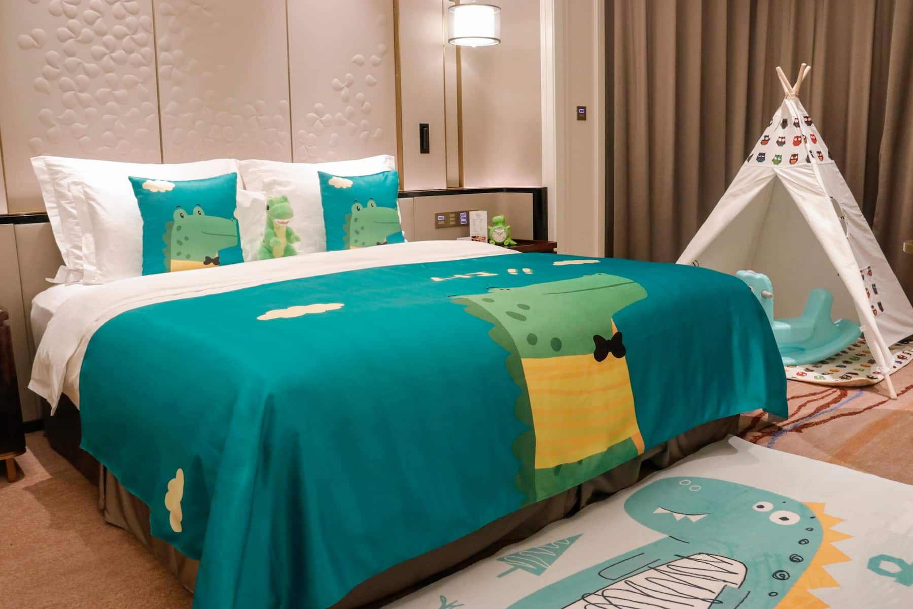 King bed guest room at the Wyndham Qingdao in Qingdao, Other than US/Canada