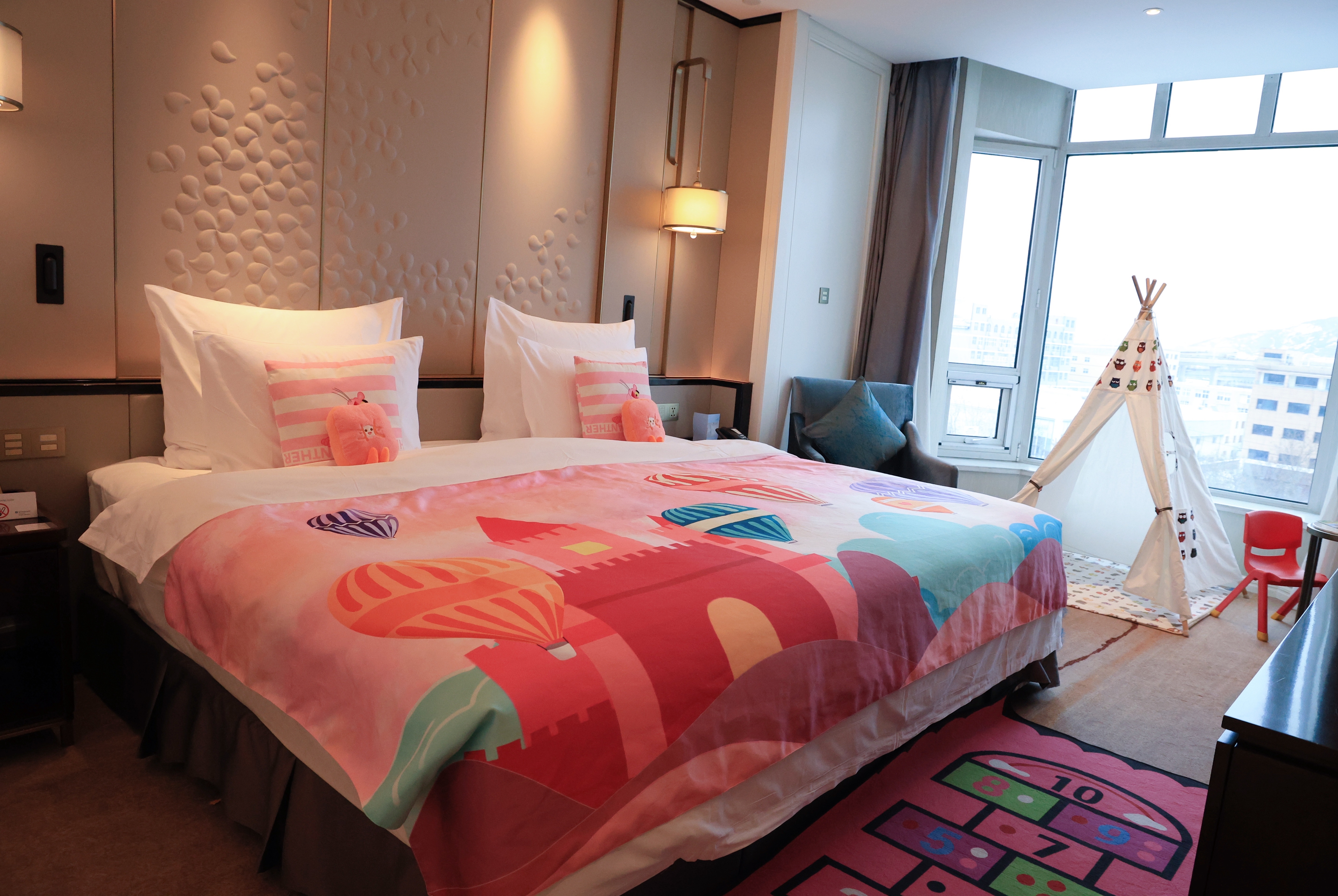 Guest room feature at the Wyndham Qingdao in Qingdao, Other than US/Canada