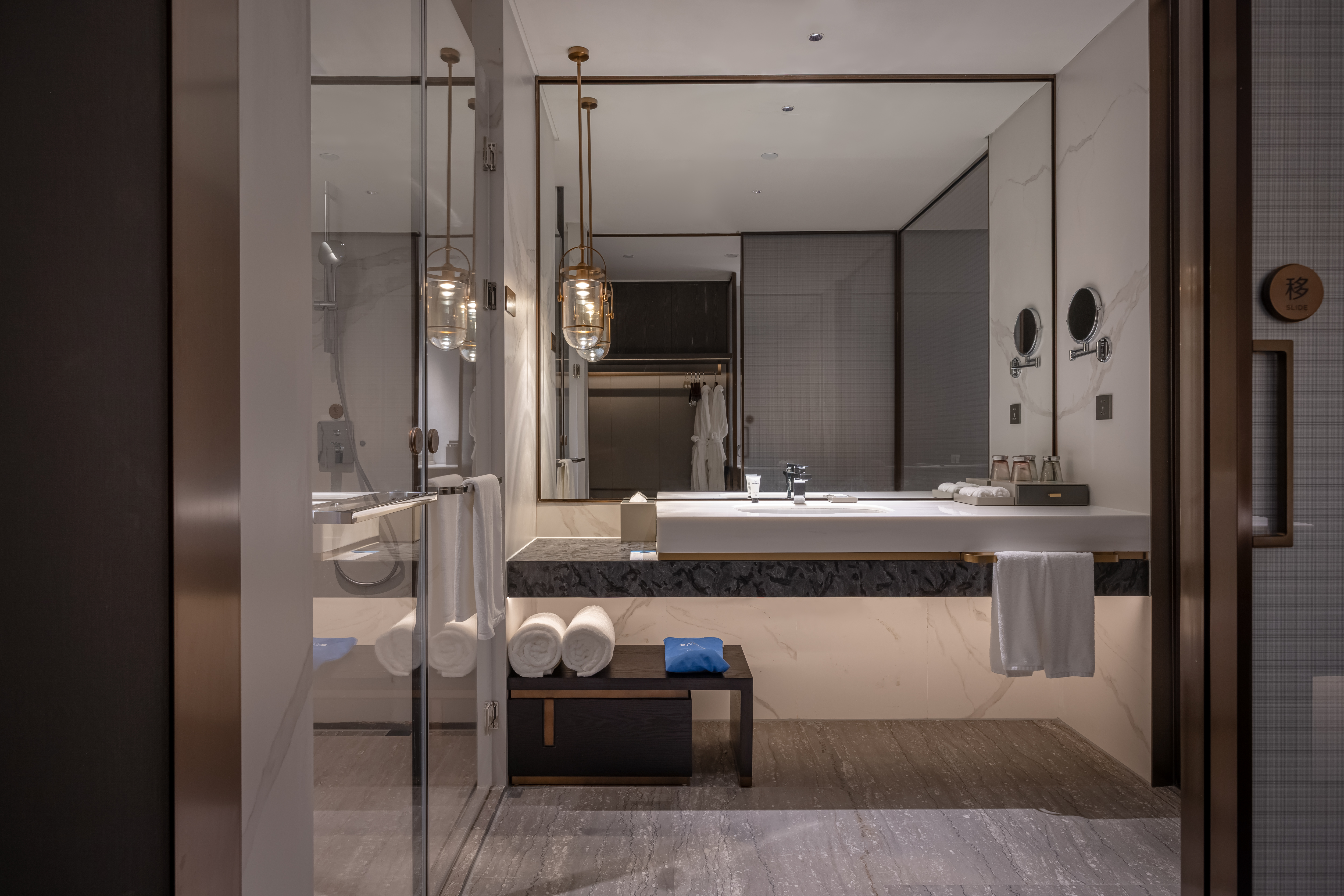 Guest room bath at the Wyndham Quzhou Kecheng in Quzhou, Other than US/Canada