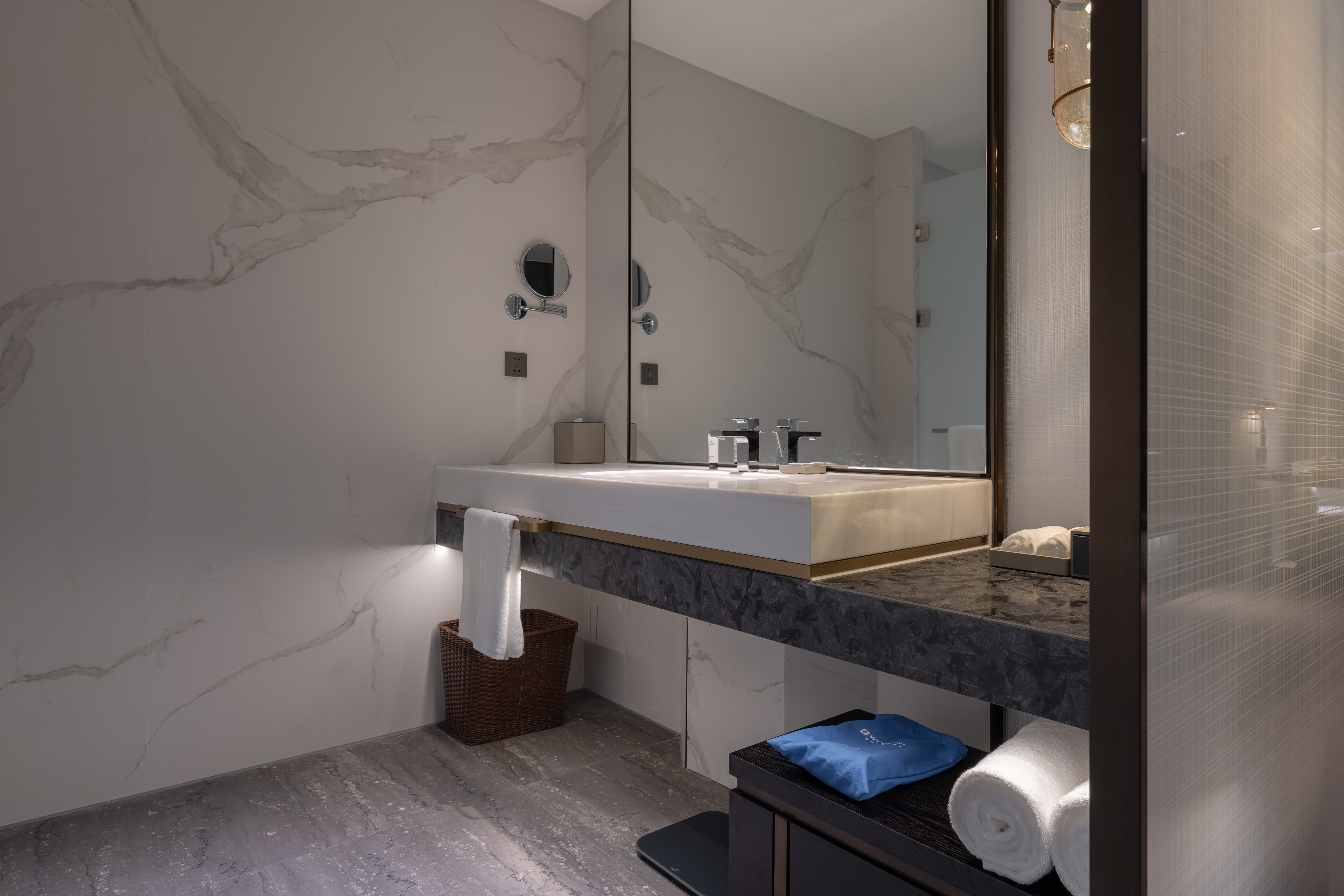 Guest room bath at the Wyndham Quzhou Kecheng in Quzhou, Other than US/Canada