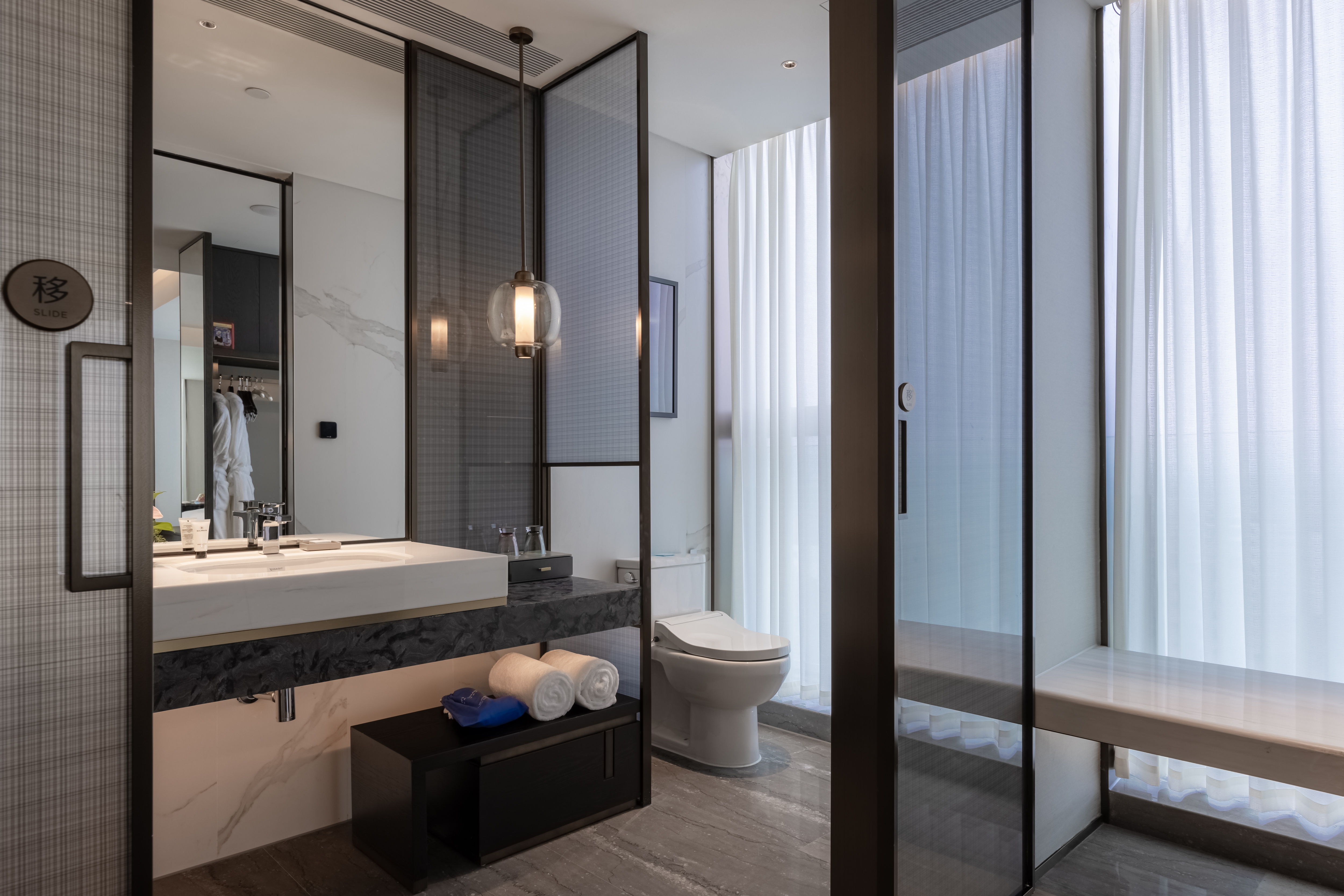 Guest room bath at the Wyndham Quzhou Kecheng in Quzhou, Other than US/Canada