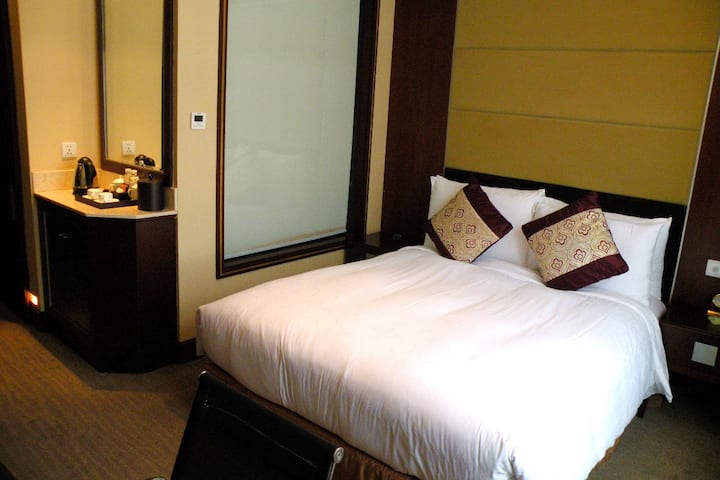 Guest room at the Wyndham Shanghai Hongqiao in Shanghai, Other than US/Canada