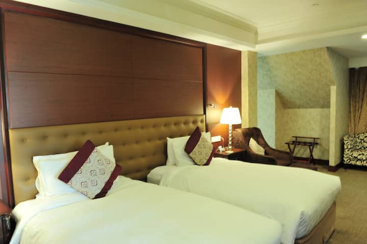 Guest room at the Wyndham Shanghai Hongqiao in Shanghai, Other than US/Canada