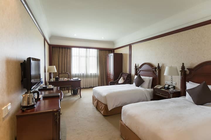 Guest room at the Wyndham Shanghai Hongqiao in Shanghai, Other than US/Canada