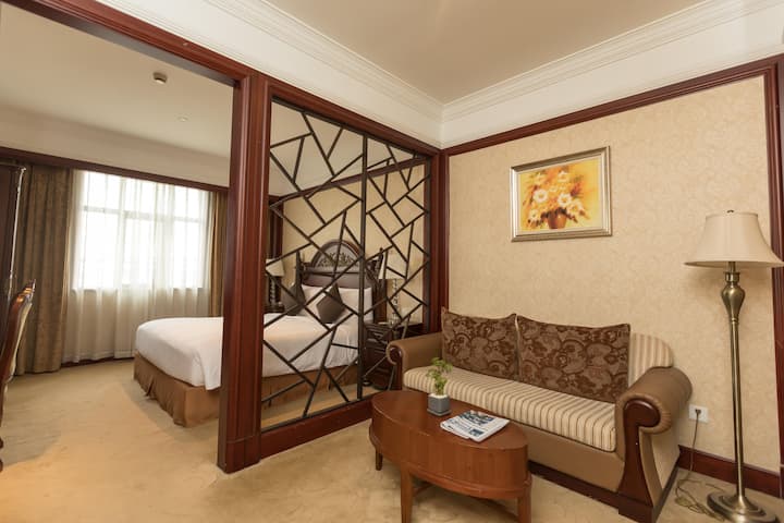Guest room at the Wyndham Shanghai Hongqiao in Shanghai, Other than US/Canada