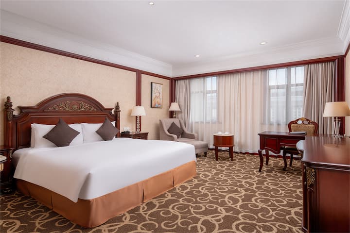 Guest room at the Wyndham Shanghai Hongqiao in Shanghai, Other than US/Canada