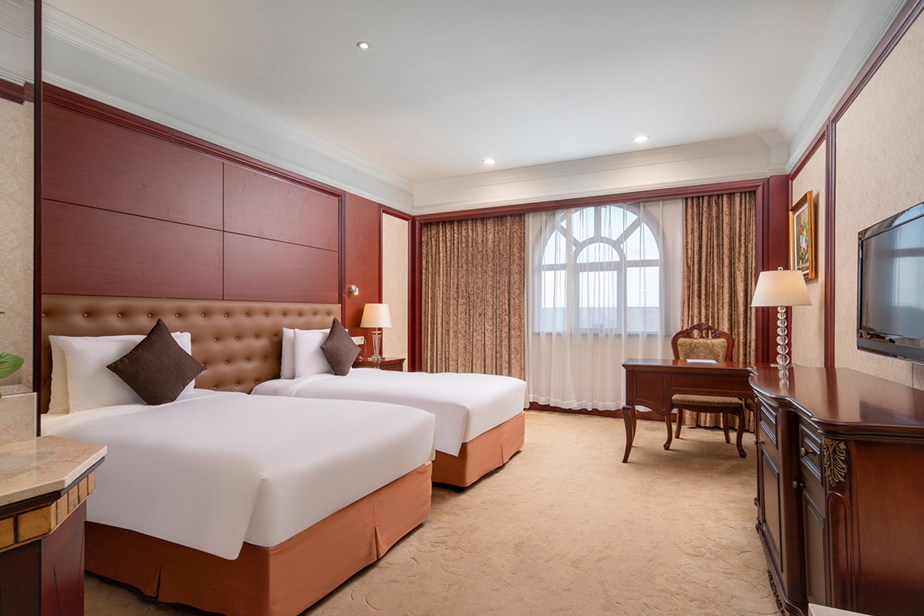 Guest room at the Wyndham Shanghai Hongqiao in Shanghai, Other than US/Canada