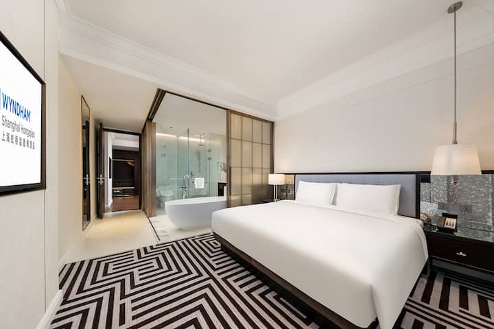 Guest room at the Wyndham Shanghai Hongqiao in Shanghai, Other than US/Canada