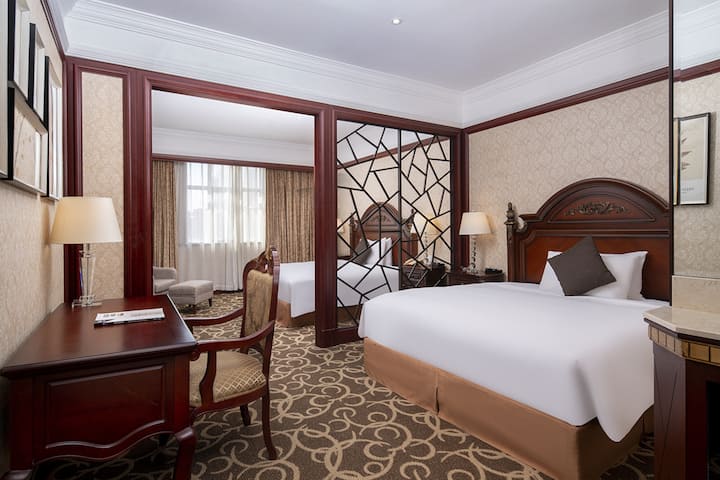 Guest room at the Wyndham Shanghai Hongqiao in Shanghai, Other than US/Canada