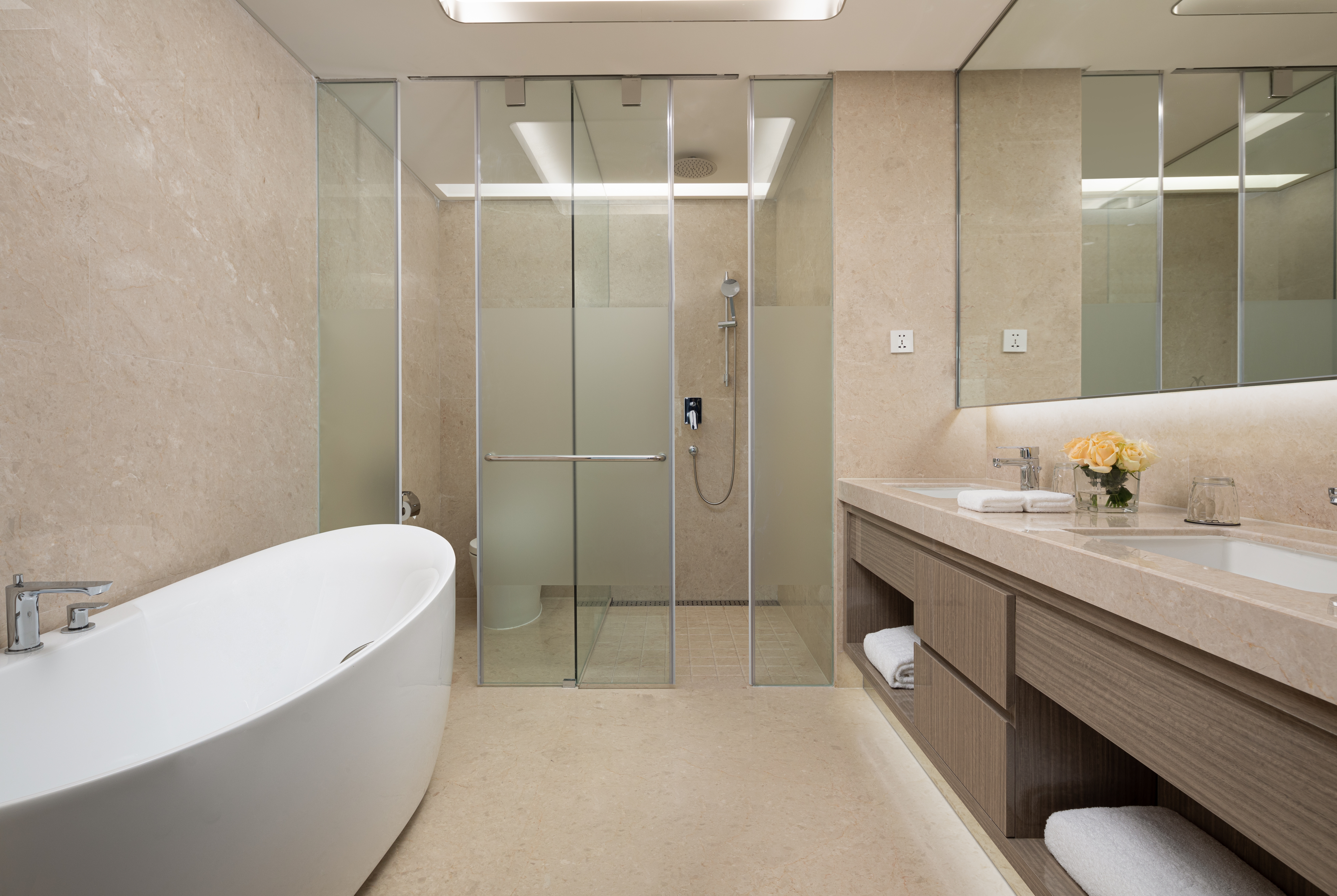 Guest room bath at the Wyndham Shaoxing Keqiao in Shaoxing, Other than US/Canada
