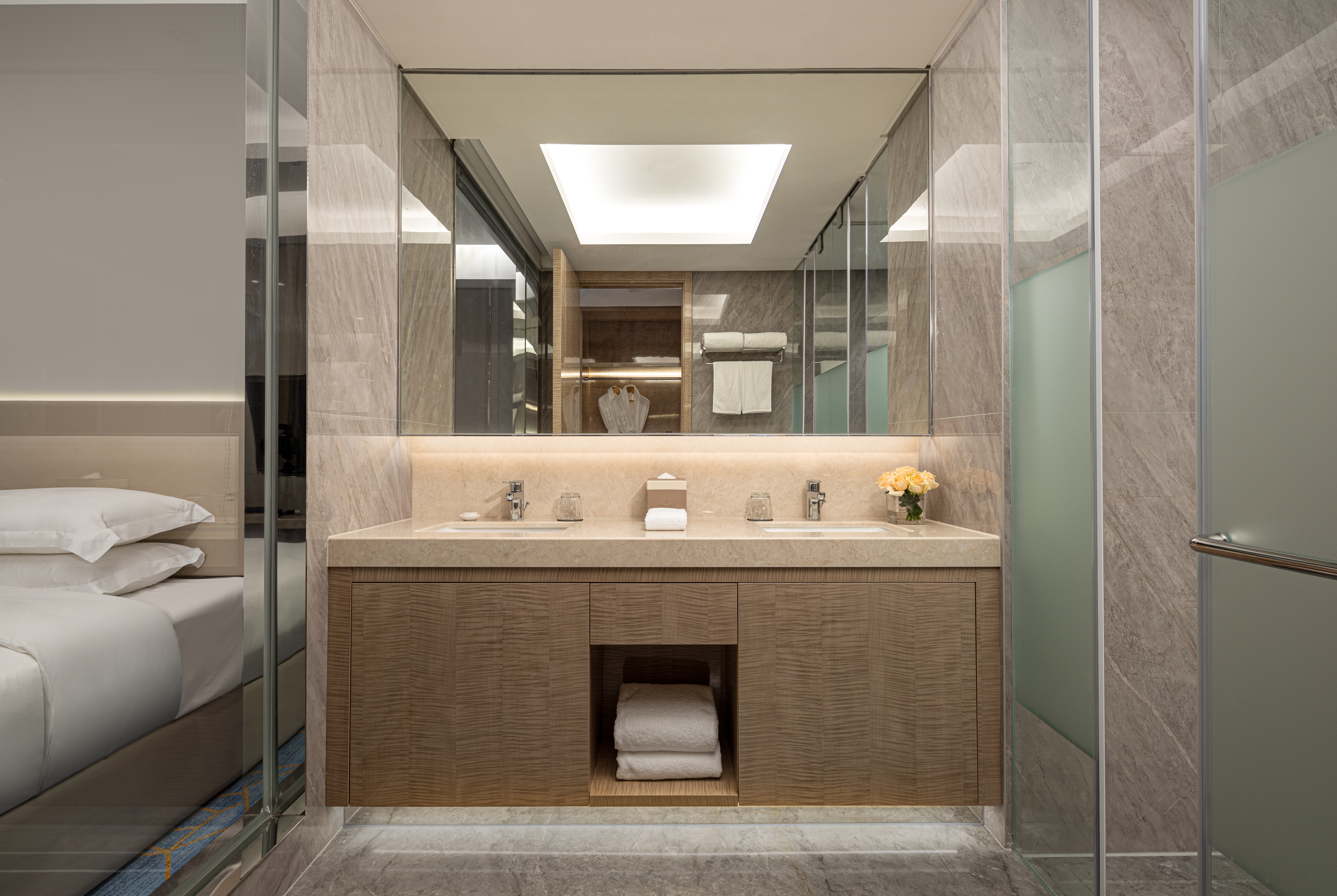 Guest room bath at the Wyndham Shaoxing Keqiao in Shaoxing, Other than US/Canada