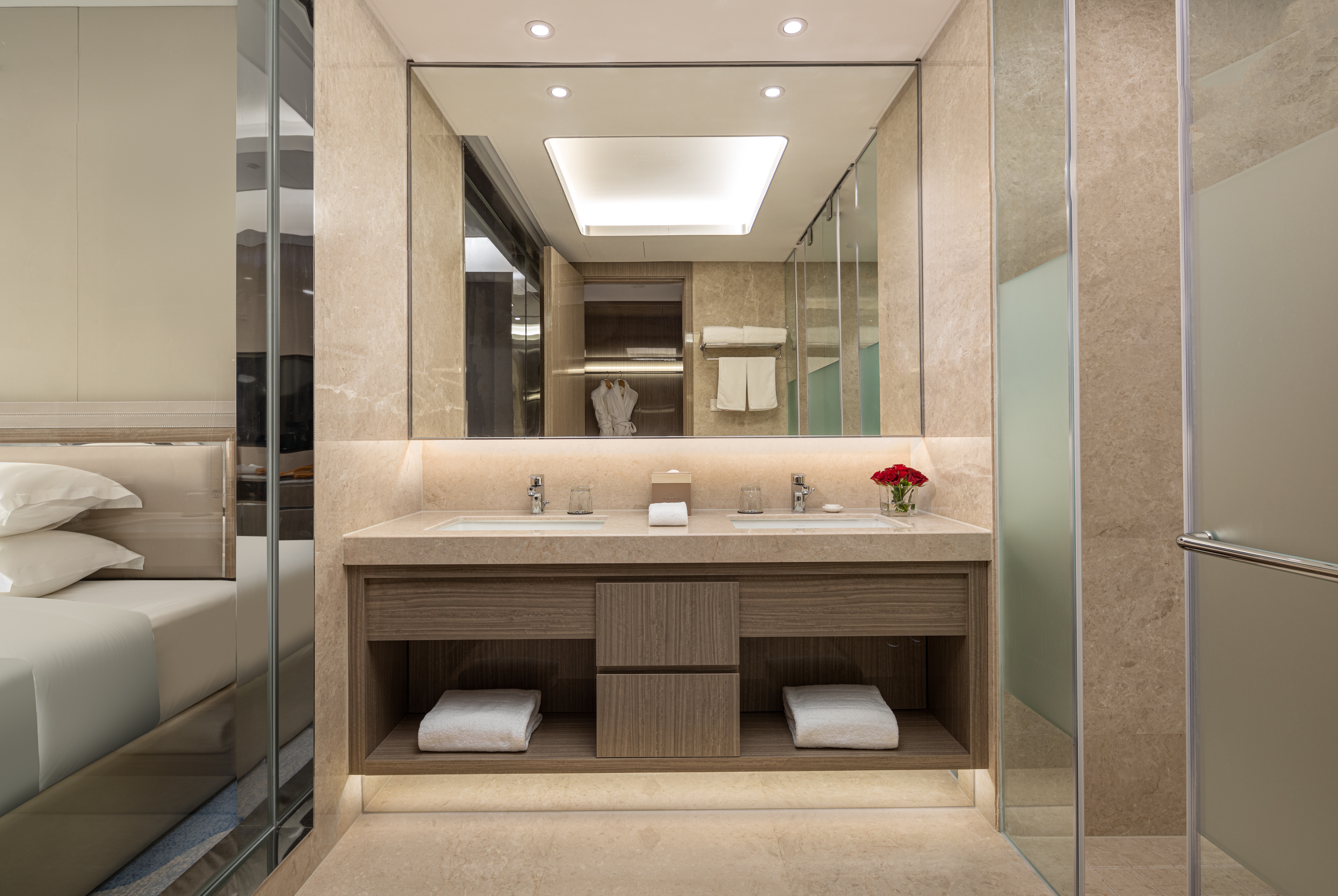 Guest room bath at the Wyndham Shaoxing Keqiao in Shaoxing, Other than US/Canada