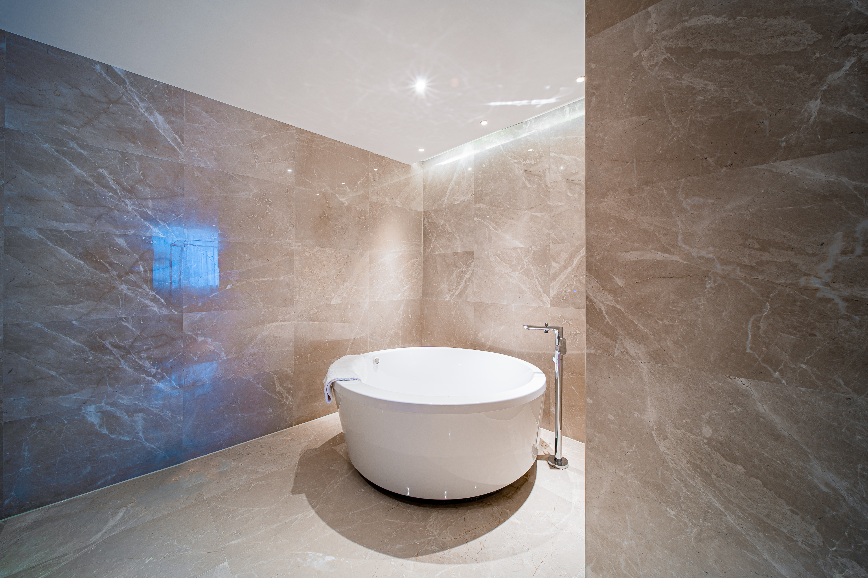 Guest room bath at the Wyndham Shiyan Downtown in Shiyan, Other than US/Canada