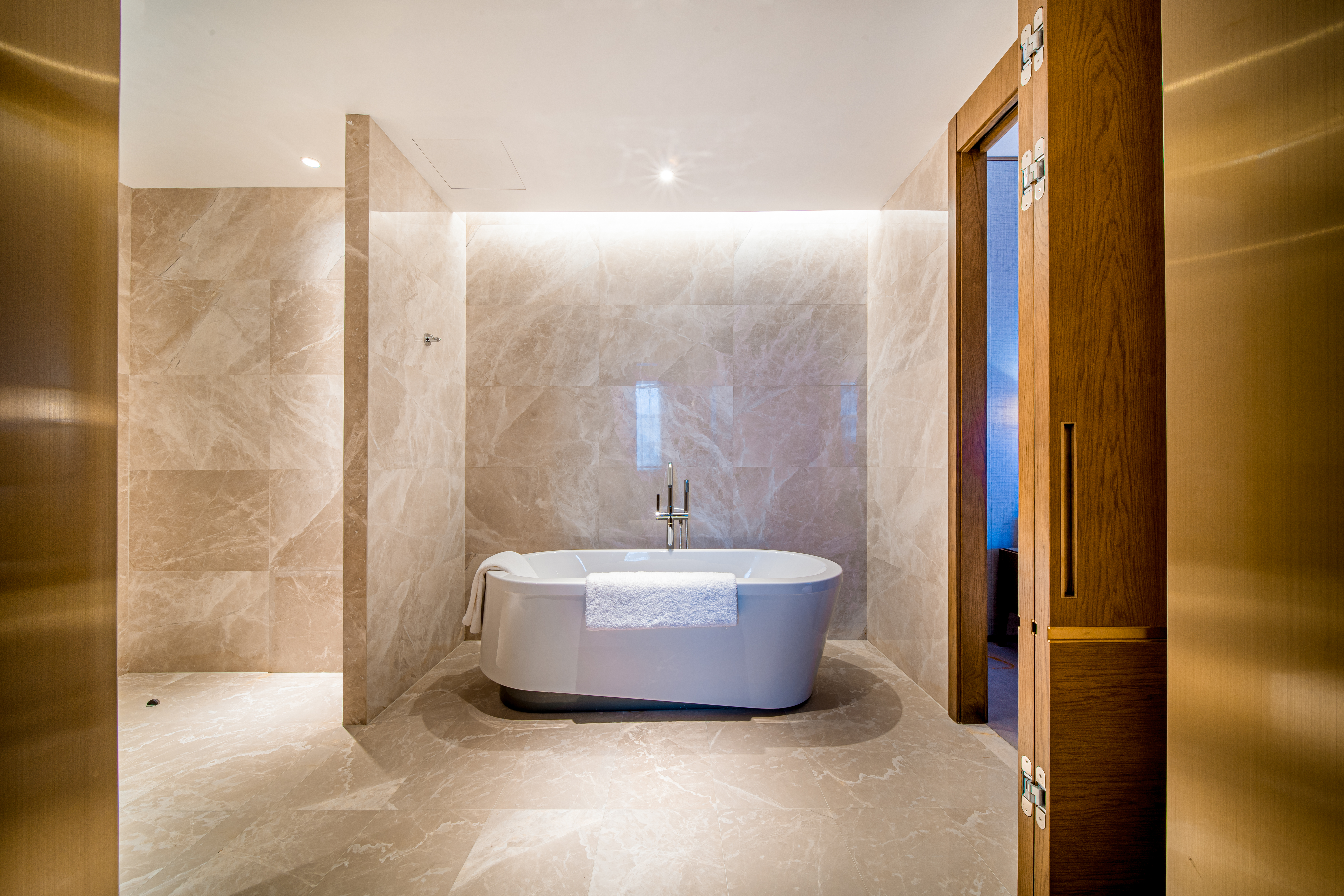 Guest room bath at the Wyndham Shiyan Downtown in Shiyan, Other than US/Canada