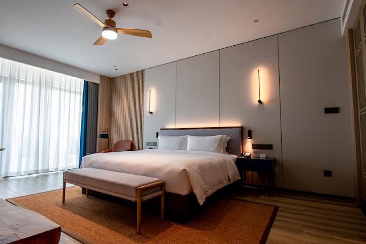 Guest room at the Wyndham Wenzhou Cangnan Resort in Wenzhou, Other than US/Canada