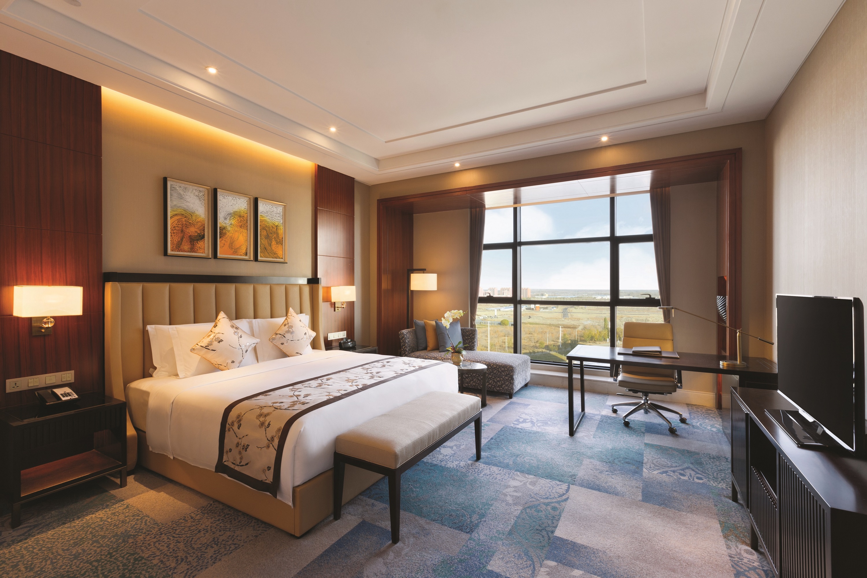 King bed guest room at the Wyndham Urumqi North in Wujiaqu, Other than US/Canada