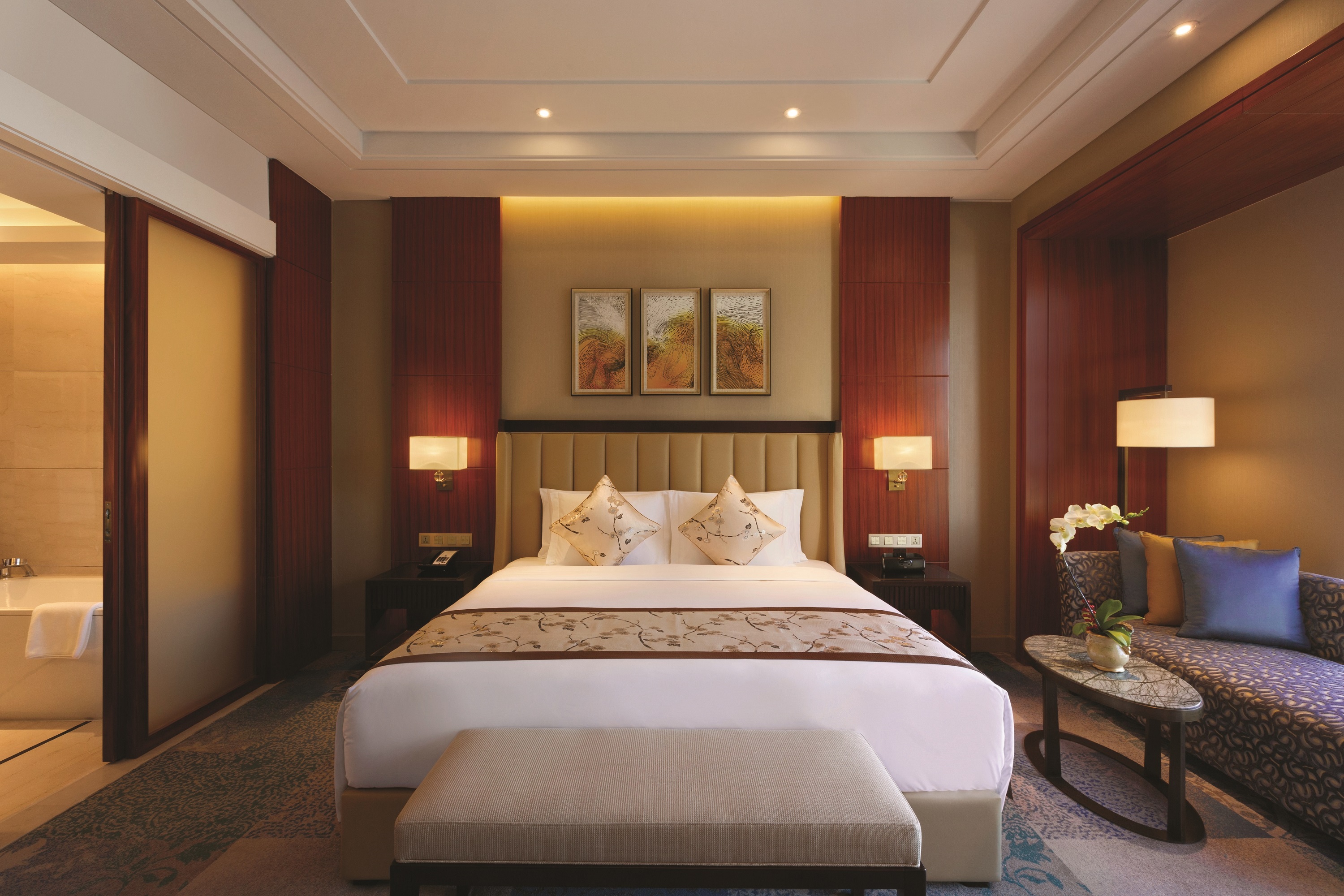 King bed guest room at the Wyndham Urumqi North in Wujiaqu, Other than US/Canada