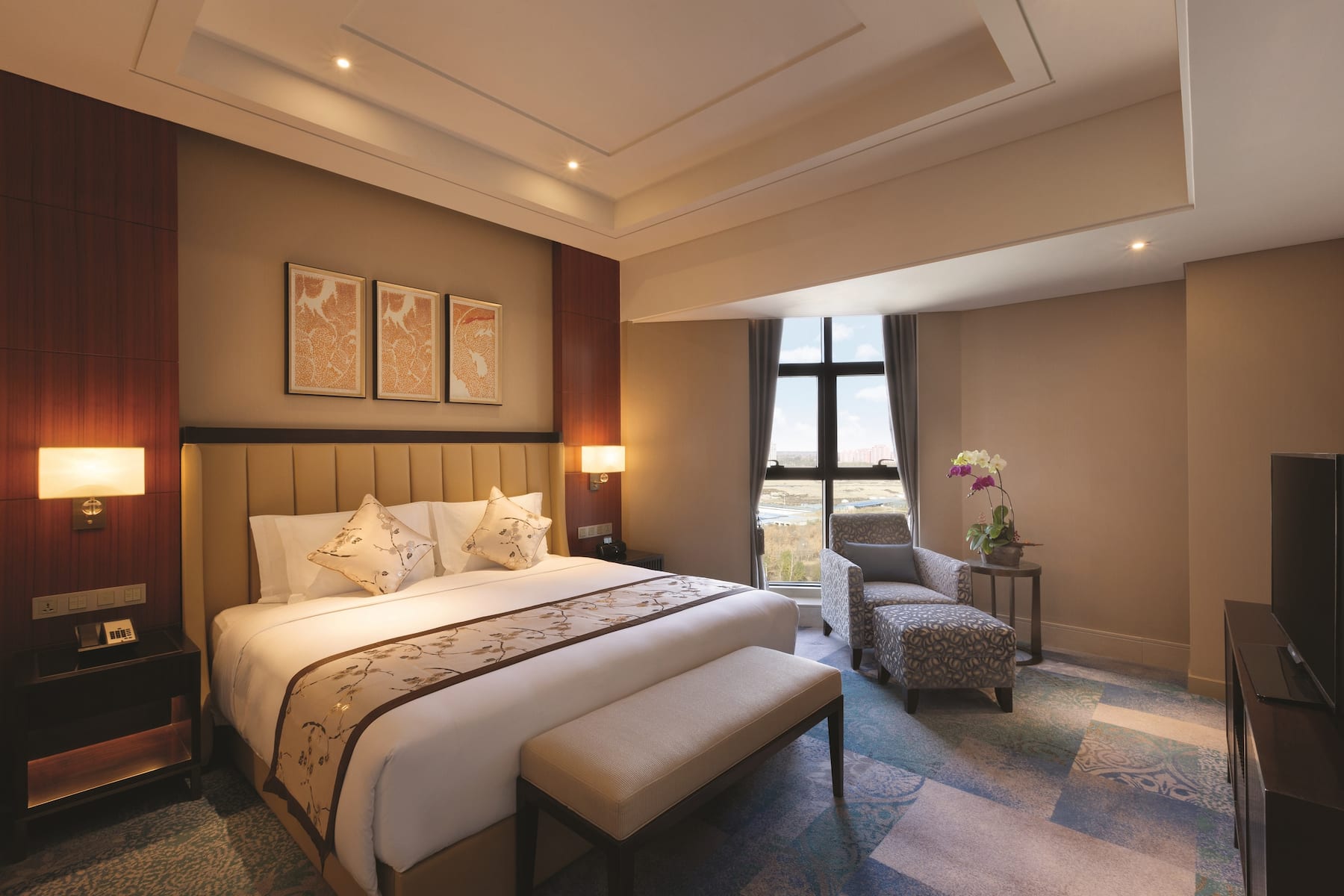 King bed guest room at the Wyndham Urumqi North in Wujiaqu, Other than US/Canada
