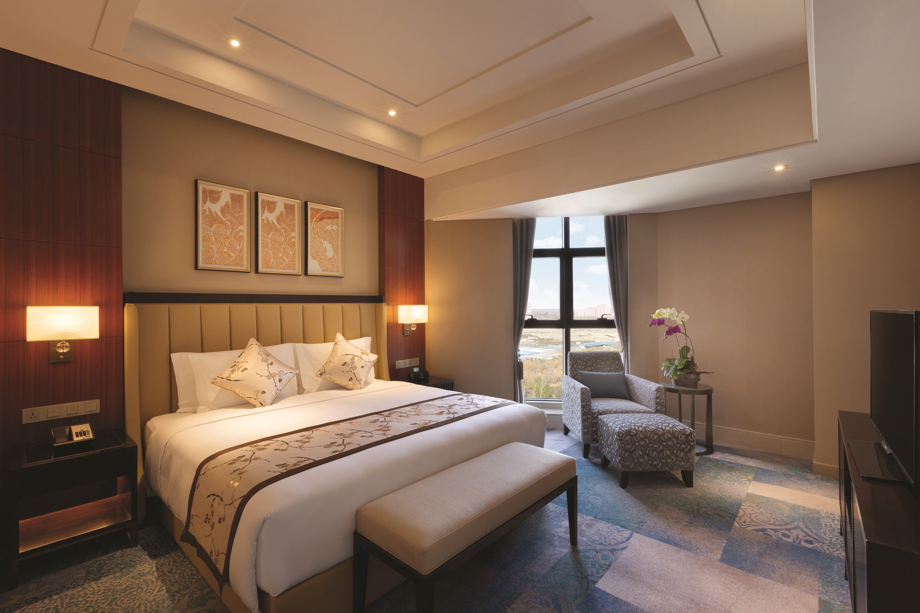King bed guest room at the Wyndham Urumqi North in Wujiaqu, Other than US/Canada